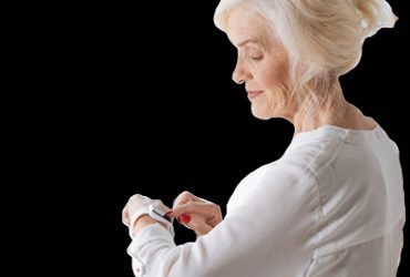 ELDERLY WOMAN WITH SMART WATCH